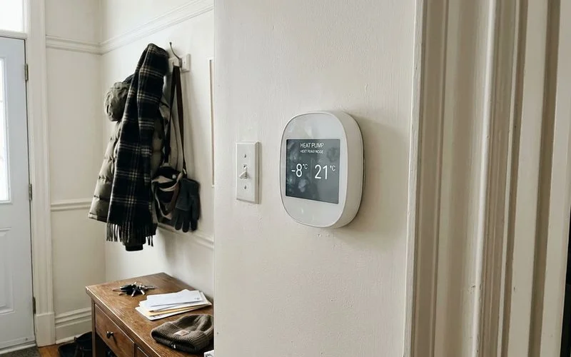 Dual-fuel thermostat showing heat pump mode at -8C outdoors