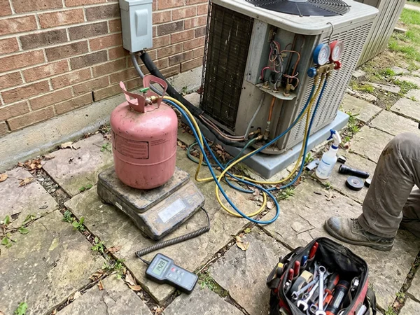 Refrigerant cylinder on a digital charging scale