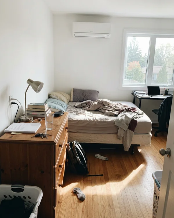 Same bedroom with a Fujitsu wall head after the install