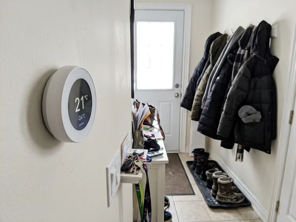 Thermostat holding 21C indoors while the outdoor temperature reads -24C