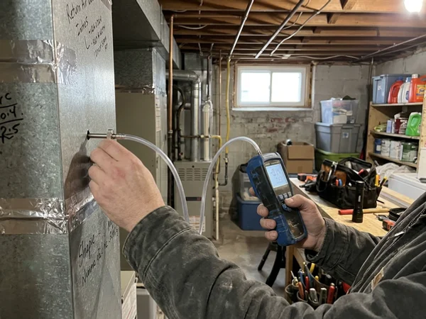 Static pressure test with a digital manometer on the return duct